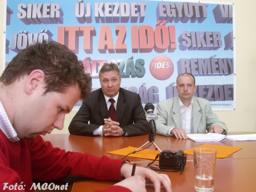 Dr. Vinnai Győző a FIDESZ-KDNP frakcióvezetője és Marinka Viktor önkormányzati képviselő Dr. Vinnai Győző a FIDESZ-KDNP frakcióvezetője és Marinka Viktor önkormányzati képviselő