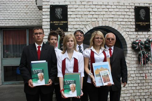 Igazgatói dicséretben, oklevélben és könyvjutalomban részesültek az osztályok legeredményesebb tanulói, a közösségi munkában élenjáró diákok. tanevzaro_zahony_dijazottak_986_20100627125645_200.jpg