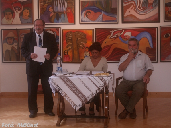 Dr. Bene János múzeumigazgató Dr. Bene János múzeumigazgató sajtótájékoztató keretében mutatta be a kiállítást a sajtónak