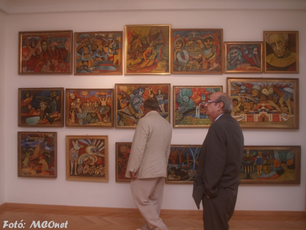 A tárlat a sokszínű roma kultúrát, a mindennapok és az ünnepek egyes mozzanatait mutatja be 9 kortárs művész több mint 70 képével. kiállítás