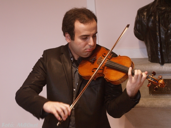 Zenei műsor is volt a megnyitón hegedű