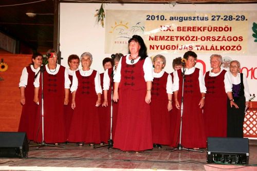 XX. Berekfürdői Nemzetközi-Országos Nyugdíjas Találkozón az Aranyósz kórus aranyosz_asszonykorus_zahony_555_2010090891600_332.jpg