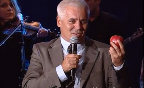 Dr. Kovács Ferenc szabolcsi almát vitt a meghívottaknak Dr. Kovács Ferenc