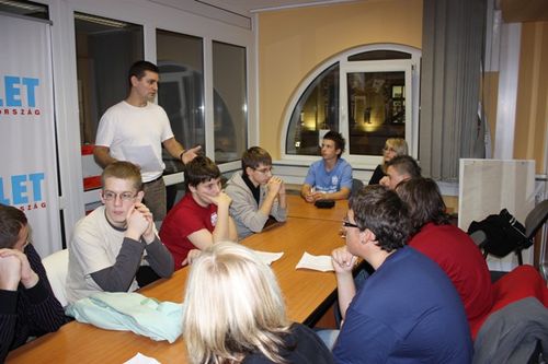 Kollégisták tájékozódnak a nyomtatott média világában. mediaora_zahony_kollegium_791_20100927151225_67.jpg
