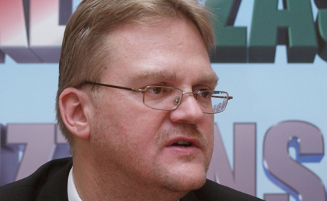 Naponta esnek ki hasonló csontvázak... - interjú Dr. Répássy Róbert államtitkárral