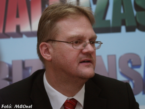 Dr. Répássy Róbert,  a Közigazgatási és Igazságügyi Minisztérium államtitkára