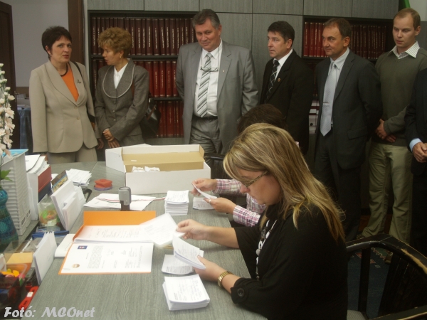 Dolgoznak a választási irobában A választási irobában