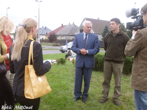 Fesztóry Sándor, a 12.választókerület képviselőjelöltje, valamint Dr. Kovács Ferenc polgármesterjelölt lakossági akcióval hívta fel a városvezetés figyelmét