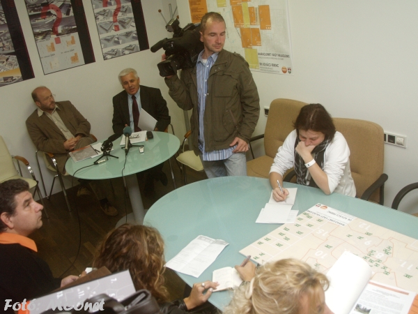 Dr. Kovács Ferenc fideszes polgármesterjelölt a kampányirodában Dr. Kovács Ferenc fideszes polgármesterjelölt