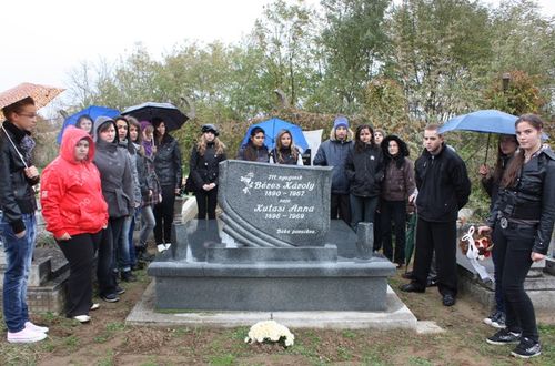 A névadó szüleinek sírjánál beres_jozsef_szuleinek_sirjanal_zh_922_20101029123557_603.JPG