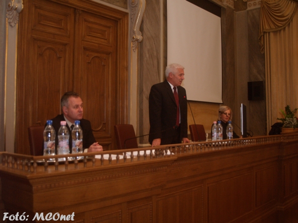 Szemán Sándor főjegyző, dr.Kovács Ferenc polgármester és Halkóné dr. Rudolf Éva alpolgármester 