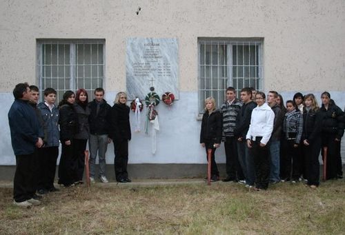 Emléktábla az egykori tűzérlaktanyában tuzerlaktanya_megemlekezes_zahony_274_20101022162958_960.JPG