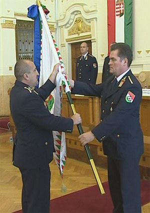 z állománygyűlés végén Pernyák Sándor átadta a csapatzászlót Csepely Zsigmondnak.