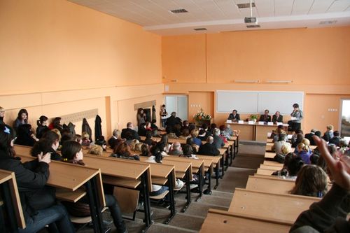 A Nagybányán rendezett Prioritások és perspektívák a környezeti fenntarthatóságért elnevezésű diákkonferencián vettek részt az elmúlt héten a záhonyi középiskolások. nagybanya_eloadas_zahonyi_iskolasok_561_2010111795928_290.JPG