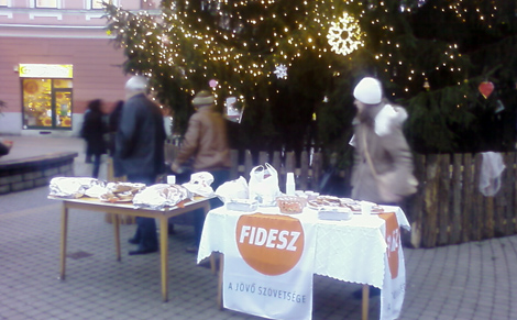 Forró teát osztott a Fidesz a Karácsonyfa árnyékában