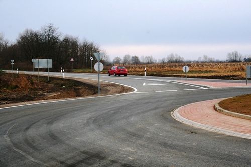 Az új út Zsurk és Záhony közötti körforgalmú csomópontja. ut_zahony_es_tiszabezded_kozott_620_20101207120126_702.JPG