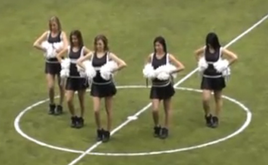 Szurkolólányok bemutatója a nyíregyházi Teremtornán