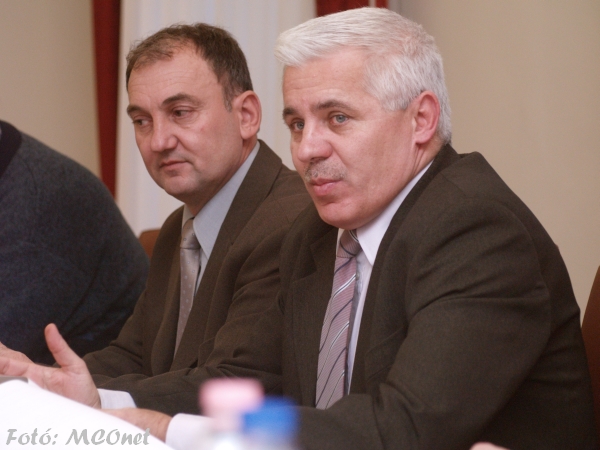  dr.Kovács Ferenc polgármester a sajtótájékoztatón 