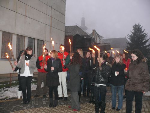 magyar_ifjusagi_voroskereszt_unnepsege_kisvarda_faklyas_menet_814_20110209205928_449.jpg