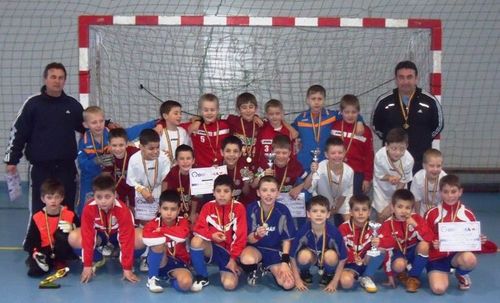 Záhonyi gyermekfocisták sikere Szatmárnémetiben az_arany_es_ezustermes_csapat_edzoik_tarsasagaban_702_20110303134029_5.jpg