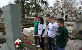 Névadójuk kisvárdai síremlékénél koszorúztak a záhonyi kollégisták