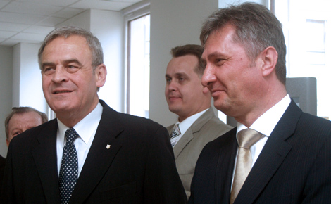 Tőkés Lászlót dr.Vinnai Győző kormánymegbízott fogadta a Kormányablakban