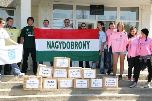 adomány könyvekkel Kárpátaljára utazott a záhonyi Dr. Béres József Kollégium küldöttsége. konyves_karitasz_nagydobrony_2_20110528115246_63.JPG