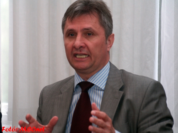 Dr. Vinnai Győző kormánymegbízott Dr. Vinnai Győző