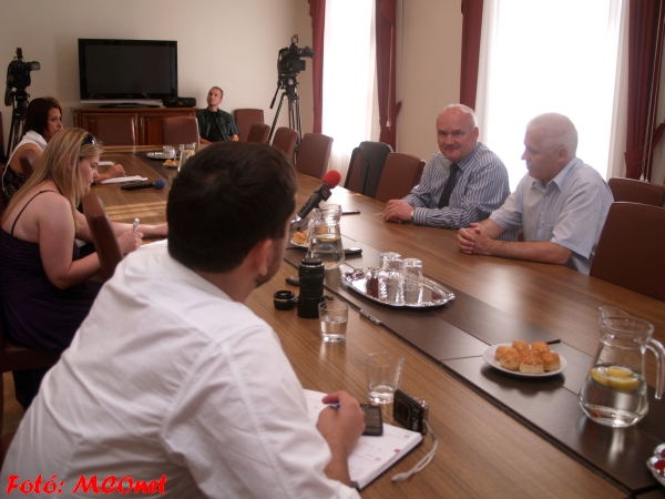 Dr.Hende Csaba dr.Kovács Ferenc polgármesterrel sajtótájékoztatót Nyíregyházán a Városházán 