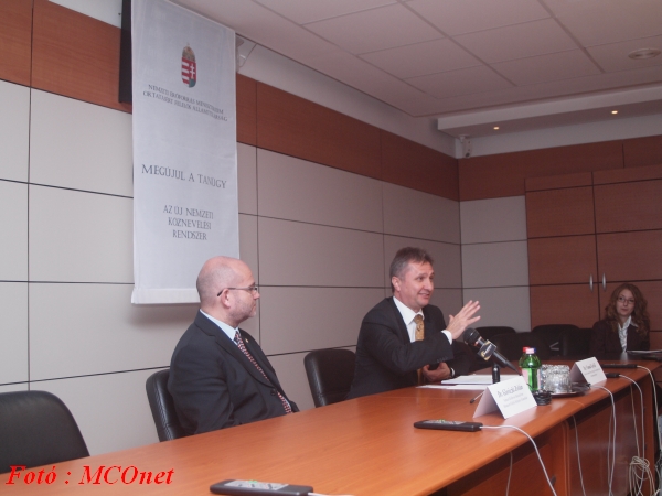 Dr. Gloviczki Zoltán helyettes államtitkár és Dr. Vinnai Győző kormánymegbízott