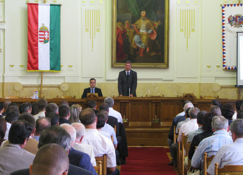 Dr. Vinnai Győző kormánymegbízott mutatta be a járási rendszer keretét, és az átalakítás lépcsőfokait. Dr. Vinnai Győző