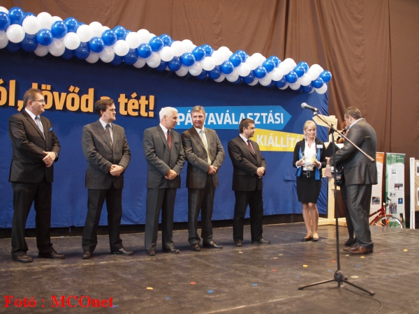 Czomba Sándor foglalkoztatásért felelős államtitkár, dr. Vinnai Győző megyei kormánymegbízott, dr.Kovács Ferenc Nyíregyháza polgármestere, Seszták Oszkár megyei elnök és a Munkaügyi Központ igazgatója, Rezsőfi István