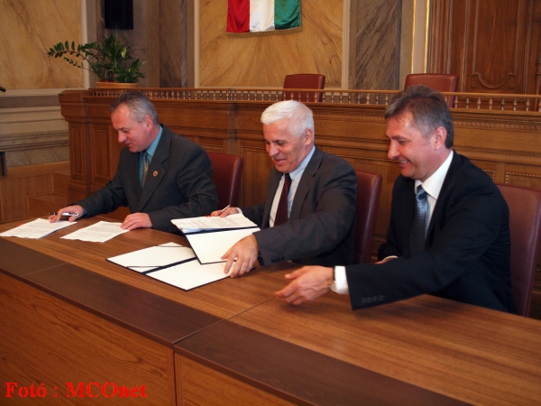 Dr. Kovács Ferenc, Nyíregyháza MJV polgármestere és Dr. Vinnai Győző kormánymegbízott, a Szabolcs-Szatmár-Bereg Megyei Kormányhivatal vezetője