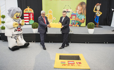 Orbán Viktor tette le az új LEGO gyár alapkövét Nyíregyházán