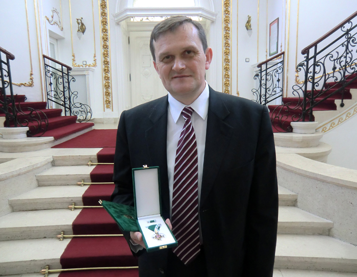 Seszták Oszkárnak, a Szabolcs-Szatmár-Bereg Megyei Közgyűlés elnökének a kitüntető címet május 16-án Stefánia Palotában adták át. Seszták Oszkár