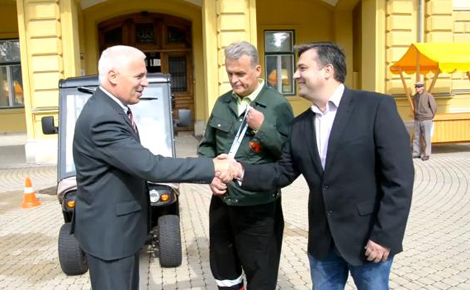 Nyíregyháza polgármestere elektromos autót adományozott