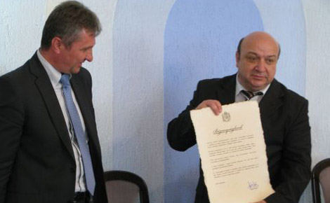 Vinnai Győző adta át az adósságrendezésról szóló okmányokat