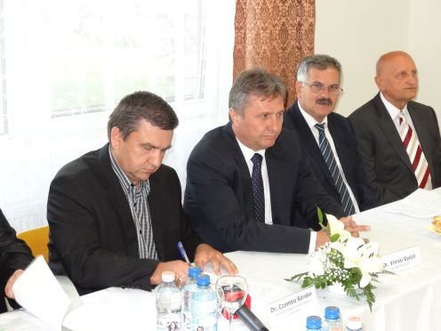 Nyírbátorba látogatott Czomba Sándor államtitkár, Vinnai Győző kormánymegbízott, Simon Miklós, országgyűlési képviselő, hogy aláírják egy munkahelyteremtő beruházás ámogatási szerződését. Czomba Sándor államtitkár
