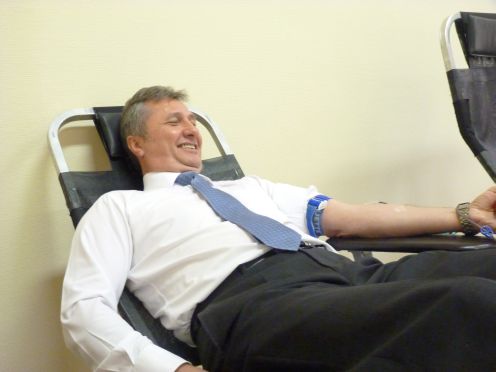 Dr. Vinnai Győző, a Szabolcs-Szatmár-Bereg megyei Kormányhivatal kormánymegbízottja véradáson Dr. Vinnai Győző, a Szabolcs-Szatmár-Bereg megyei Kormányhivatal kormánymegbízottja