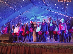 Az Y2K Divattánciskola fellépése a Karácsonyi Forgatagban