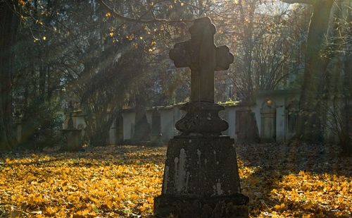 Meg akarják tudni, kik nyugszanak a temetőben