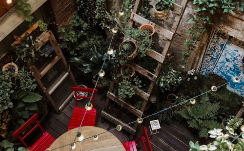 DIY lakásötletek: 3 + 1 ötlet a fa létra kreatív felhasználására