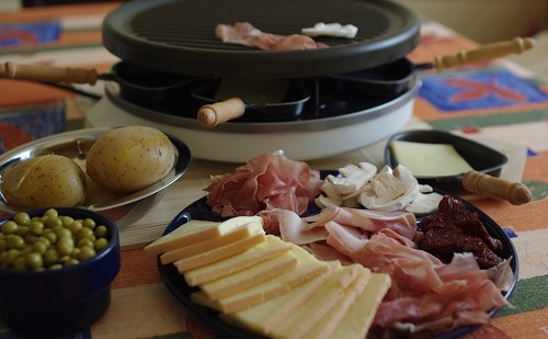 A raclette asztali grillezőn fenséges reggeli készülhet.