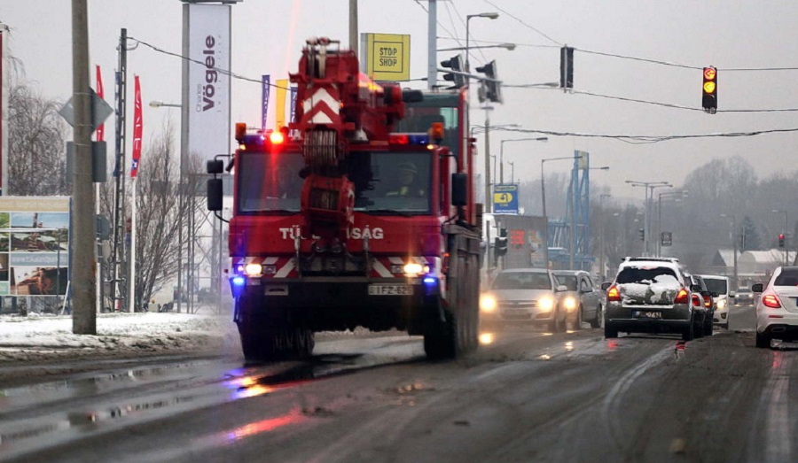 Számos baleset történt a hó miatt Nyíregyházán - folyamatosan dolgoznak a munkagépek