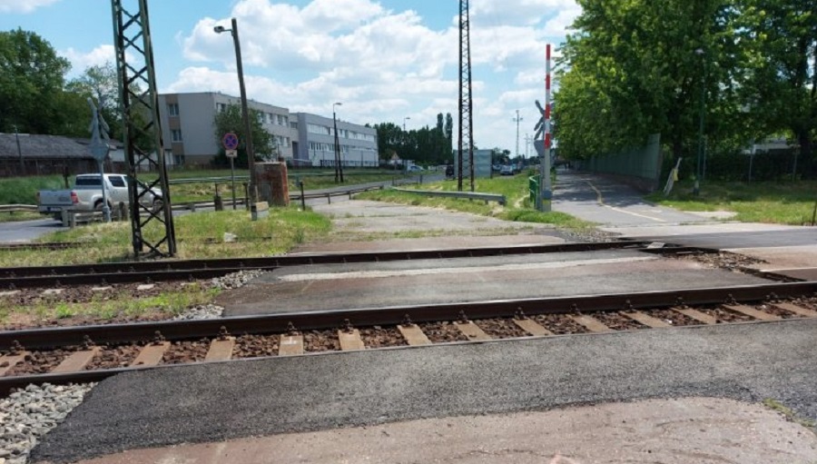 Ideiglenes átjáró lett a vasúti átjáróban Nyíregyházán