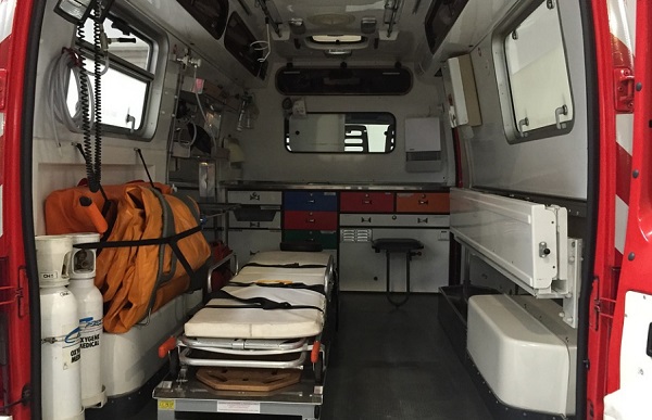 A mentős segített először az ájult lánynak, mielőtt kollégái kiérkeztek