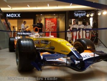 Tömegeket vonz az ING Renault Forma-1-es versenyautója a Korzó Bevásárló Központban 
